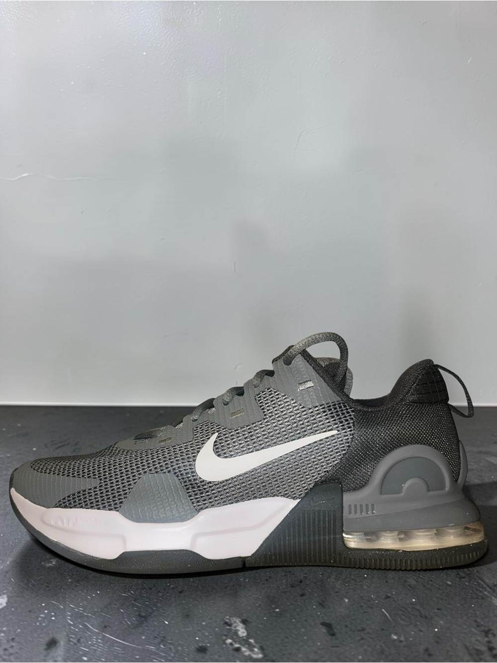 Nike Air Max Alpha trainer 5
Gray and White Air-Unit Performance Sneaker